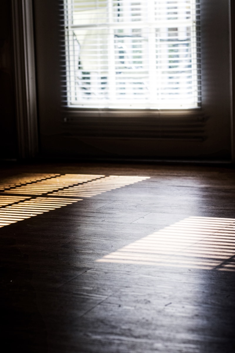 een kamer waar zonlicht in komt